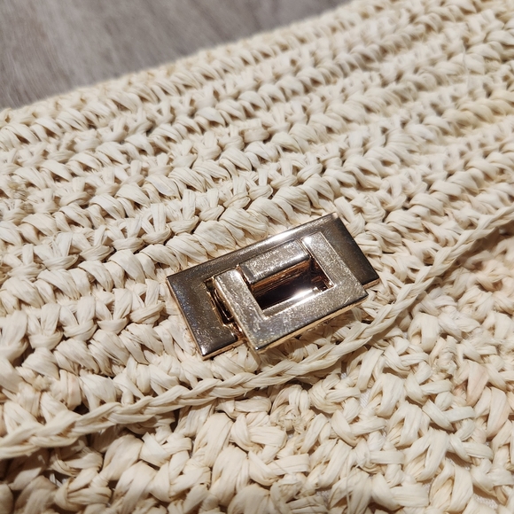 Covertible raffia shoulder/crossbody purse with gold chain - Picture 6 of 12